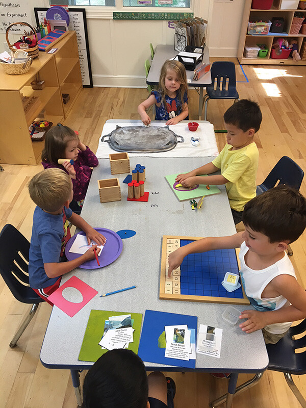 Tour-YEA-Montessori-table